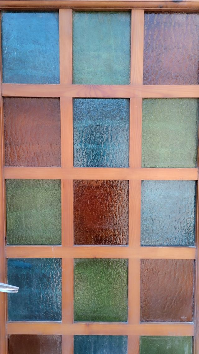 Puerta antigua con cristales de colores