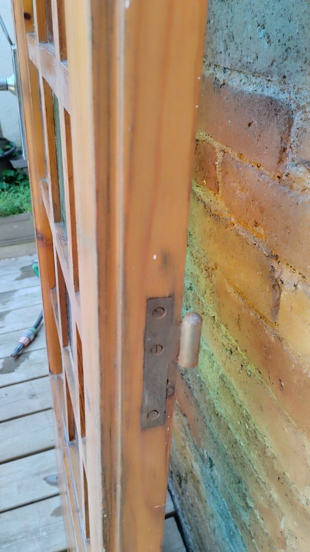 Puerta antigua con cristales de colores