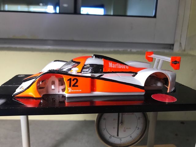 Lola B09: Carrocería Slot.it con kit luces