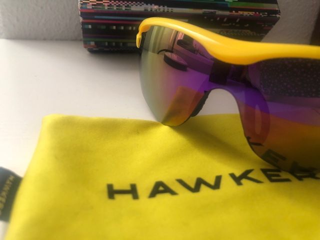 Gafas Hawkers deportivas amarillas y moradas