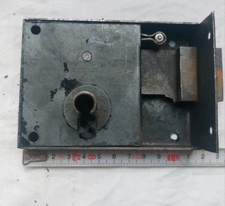 Cerradura antigua puerta entrada