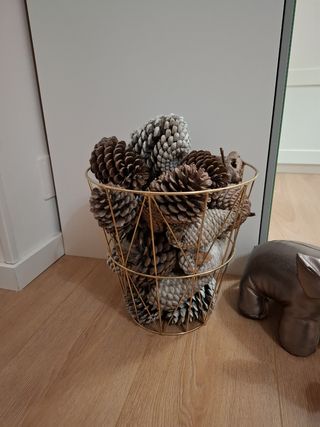 Cesta dorada con piñas - Decoración