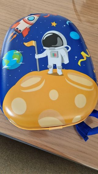 Mochila infantil tipo maleta. Soporte duro.