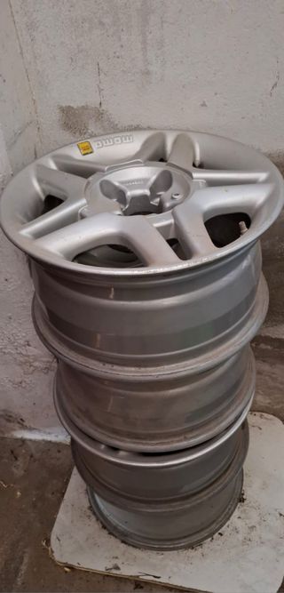 4 Llantas Aluminio MOMO Ferrari
