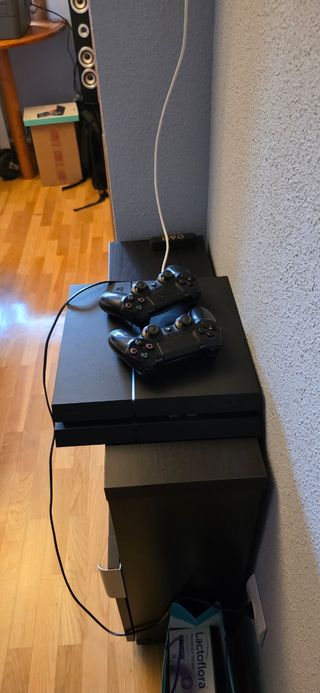 PS4 (PlayStation 4) + 2 mandos