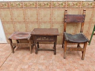 Silla, mesita, banqueta