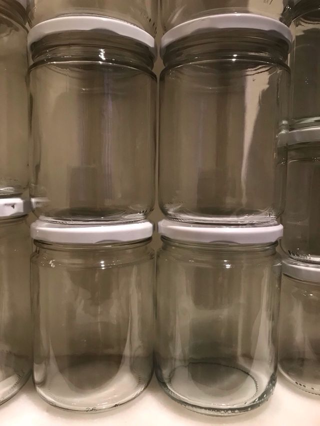 LOTE DE 56 TARROS DE VIDRIO DE DIFERENTES TAMAÑOS