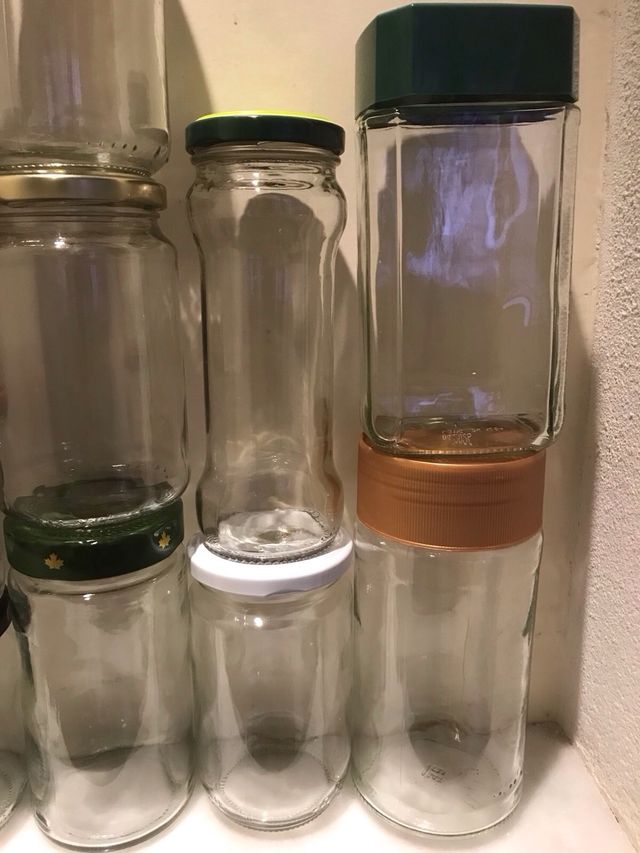 LOTE DE 56 TARROS DE VIDRIO DE DIFERENTES TAMAÑOS