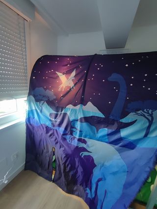 Cueva de dinosaurio. 
Dosel Ikea. Cama Kura. Dinos