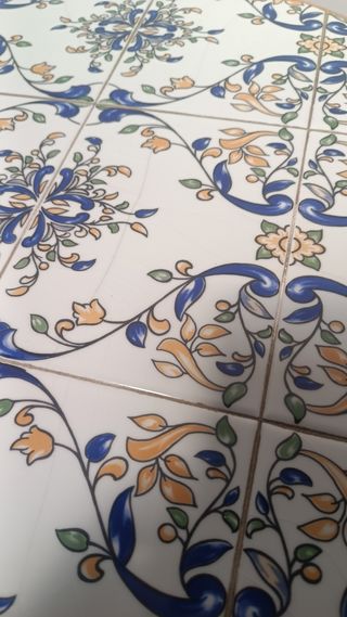 Mesa mimbre azulejos vintage