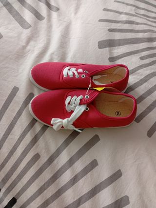 Zapatillas rojas lona nº 36 con etiqueta