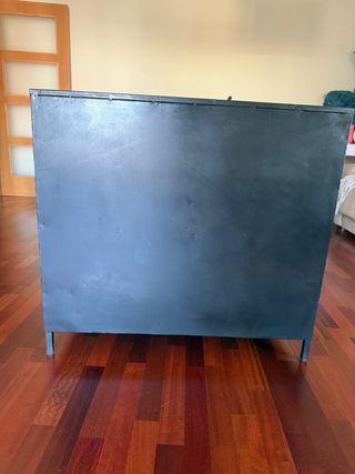 Vitrina metálica negra estilo industrial