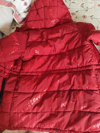 Abrigo Desigual niña rojo edad nueve diez años.
