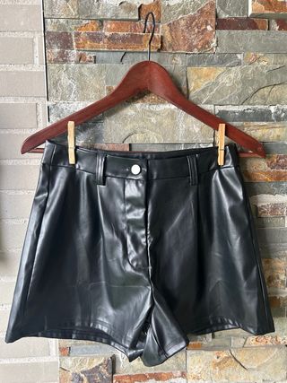 Shorts efecto piel negros