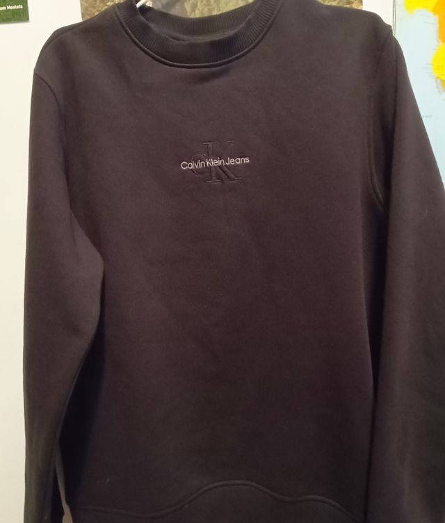 SUDADERA Calvin Klein sin capucha. Talla XXS