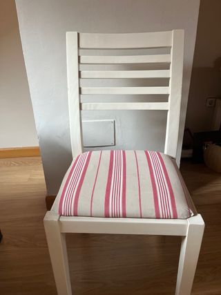 Mesa y 4 sillas de comedor