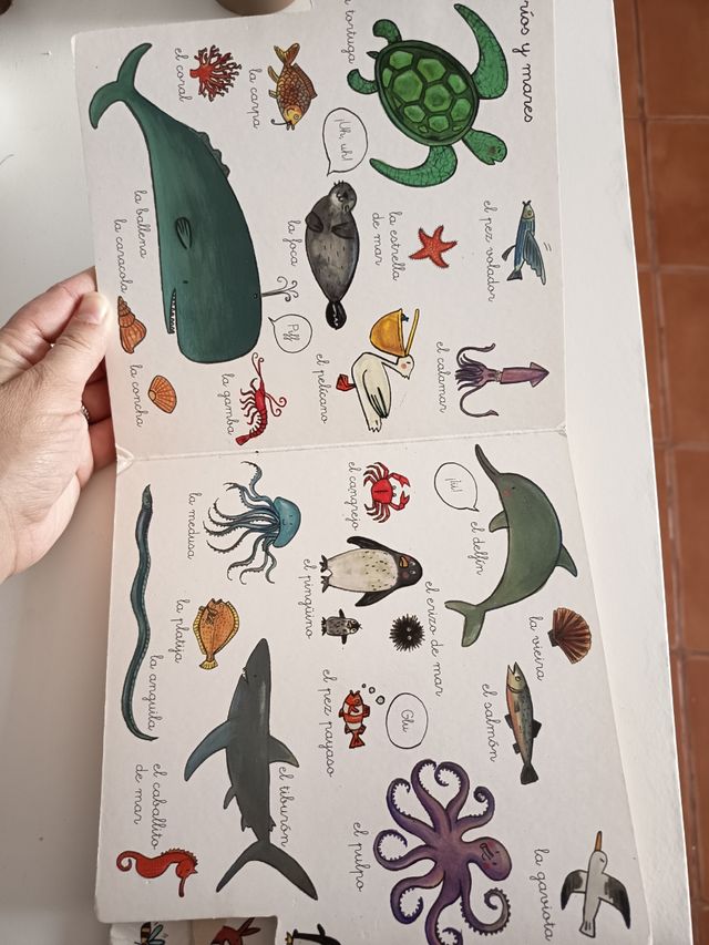 Libro cartón bebés y niño, con muchos animales