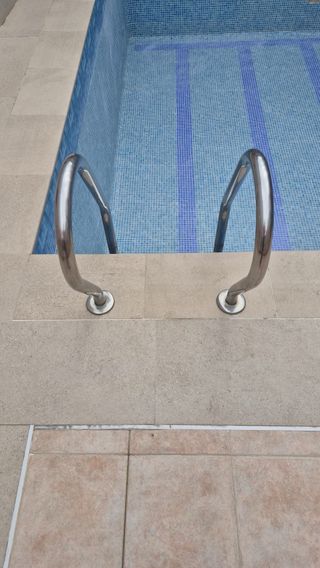 Escalera piscina metalica azul