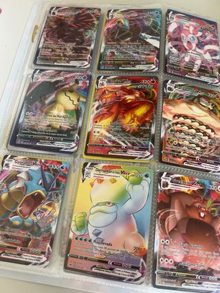 Álbum Pokémon con cartas