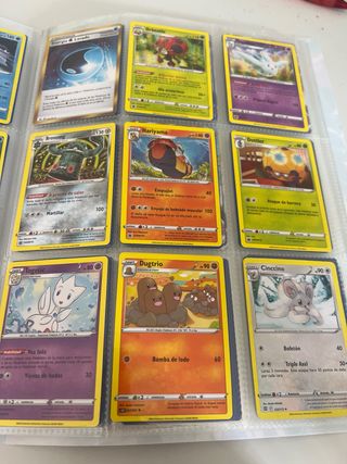 Álbum Pokémon con cartas