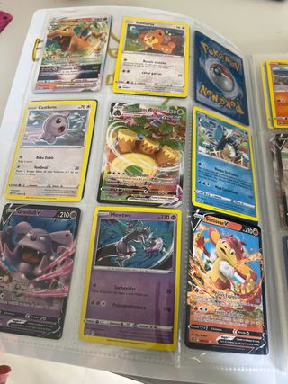Álbum Pokémon con cartas