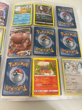 Álbum Pokémon con cartas