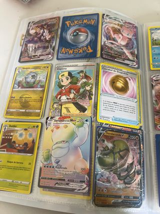 Álbum Pokémon con cartas