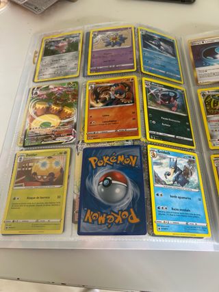 Álbum Pokémon con cartas