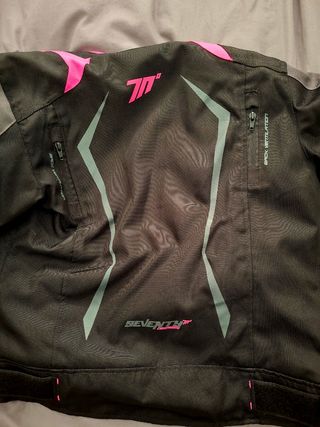 Chaqueta y casco moto para mujer