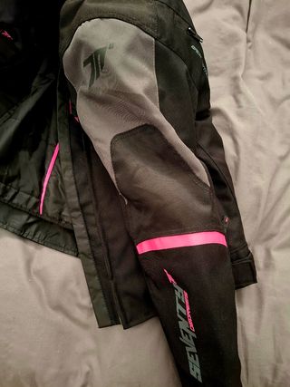 Chaqueta y casco moto para mujer