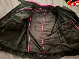 Chaqueta y casco moto para mujer