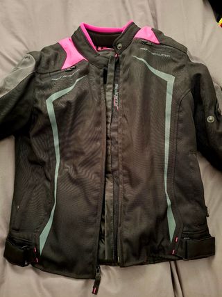 Chaqueta y casco moto para mujer