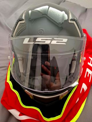 Chaqueta y casco moto para mujer