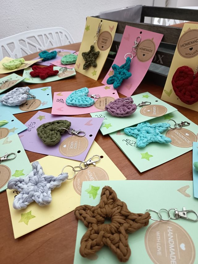 Llaveros crochet: estrellas y corazones