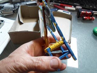 Miniatura de una silla con guitarra