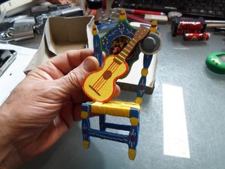 Miniatura de una silla con guitarra