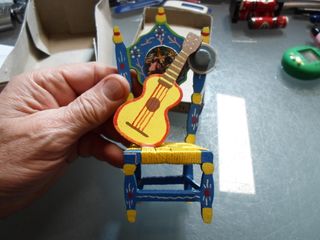 Miniatura de una silla con guitarra