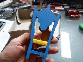 Miniatura de una silla con guitarra