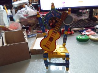 Miniatura de una silla con guitarra