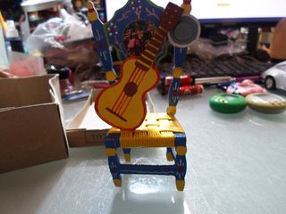 Miniatura de una silla con guitarra