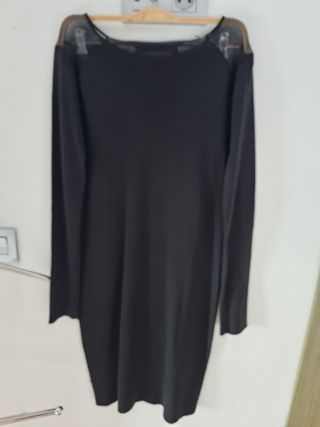 Vestido negro de punto. Talla L de Zara