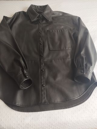 Camisa negra polipiel Stradivarius 