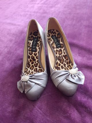 Zapatos fiesta grises Linda Gy - 35.
