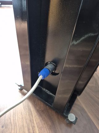 Altavoces subwoofer y soporte monitor