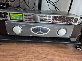 Altavoces subwoofer y soporte monitor