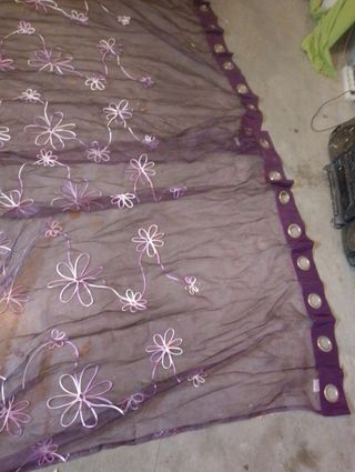 Cortinas moradas con flores