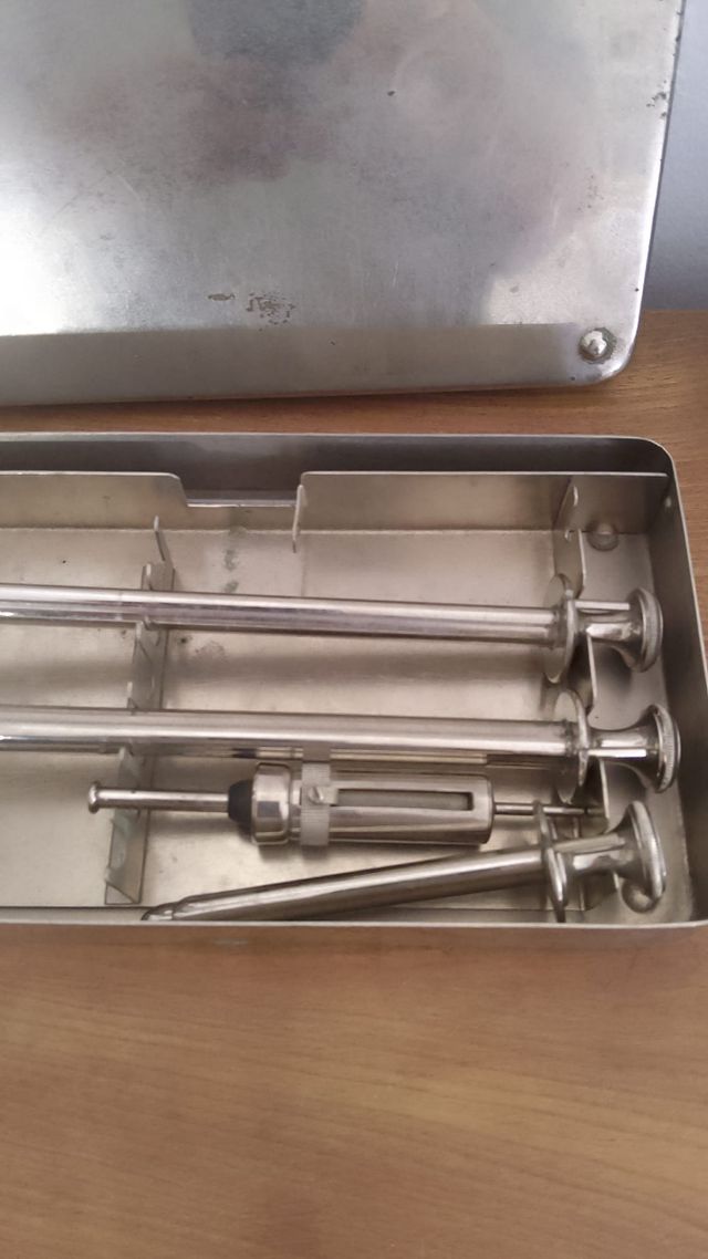 Caja antigua de utensilios médicos