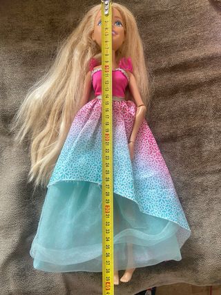 Muñeca Barbie grande (40cm). Con melena larga.