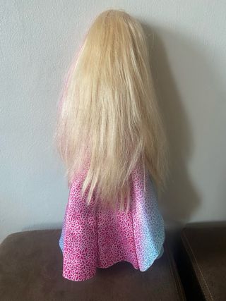 Muñeca Barbie grande (40cm). Con melena larga.