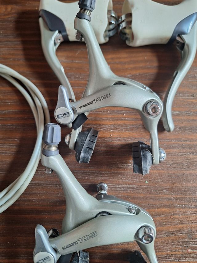 Puentes y manetas de freno Shimano 105.